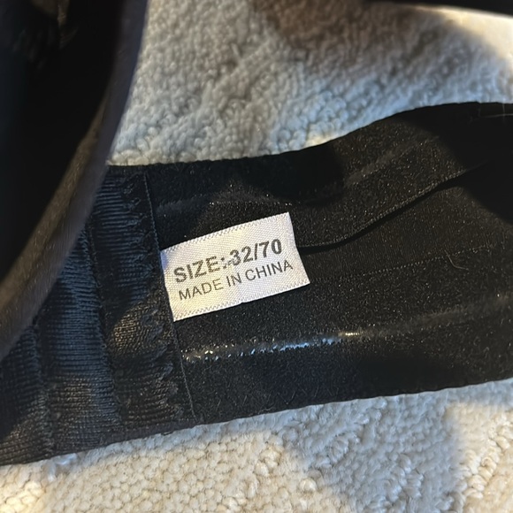 Magic Strapless Front Buckle Bra size 32a black - Picture 4 of 9